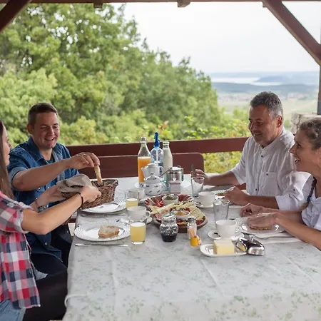 Gella Kuria Гостевой дом *